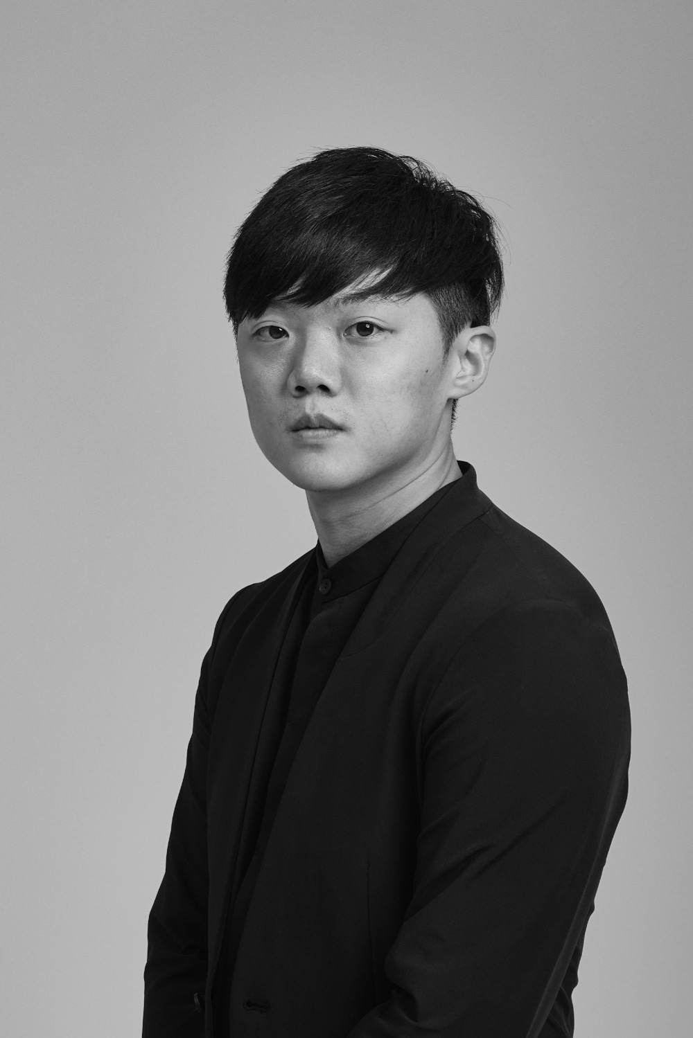 Portrait Black and white of Lai Hung-Chung in a black costume