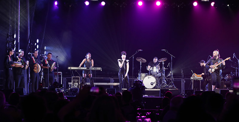 iskwé performs at the 2018 JUNO Awards