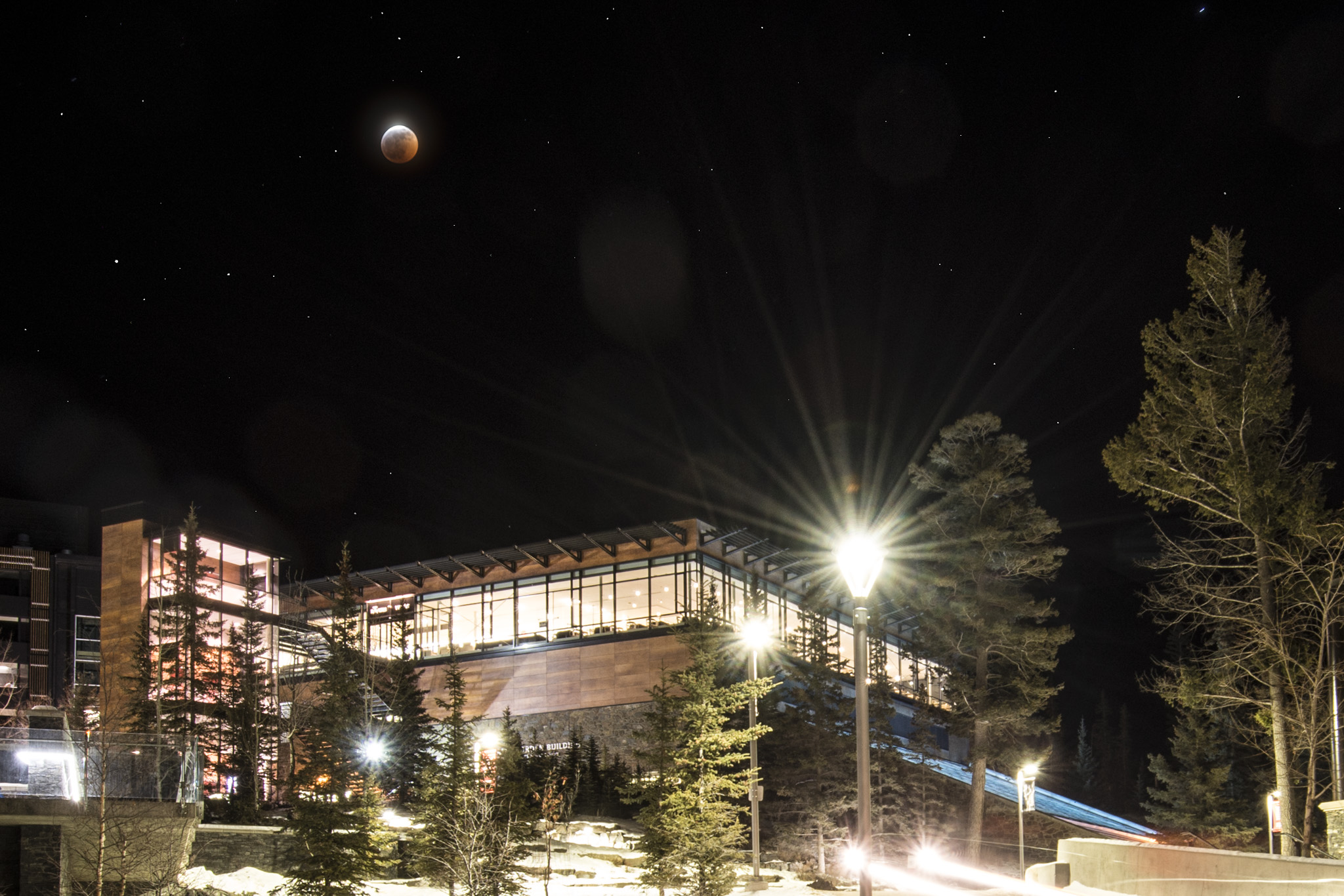 Watching Super Blood Wolf Moon shining above Banff
