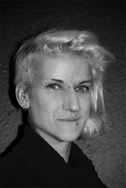Women with blond short hair with piercing on her face