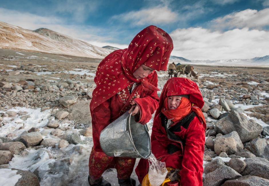 Winter in the Afghan Pamirs © Beth Wald. Winner of the 2018 Photo Essay Competition 2 Afghan Krygyz women collecting water © Beth Wald