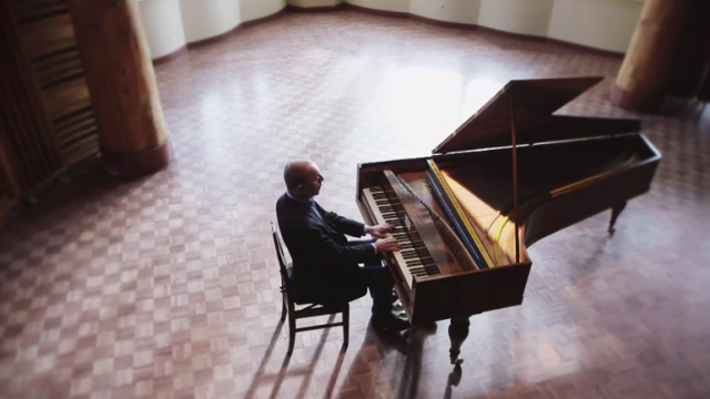 Pedja Muzijevic playing a foretpiano.