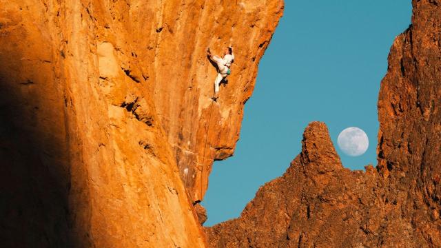 Mira Capicchioni on Time to Power, Smith Rock, photo by Jules Jimreivat 