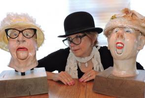 Juanita Dawn, between two puppet heads